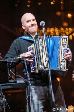 V novo leto stopili skupaj z ansamblom Galop (4)